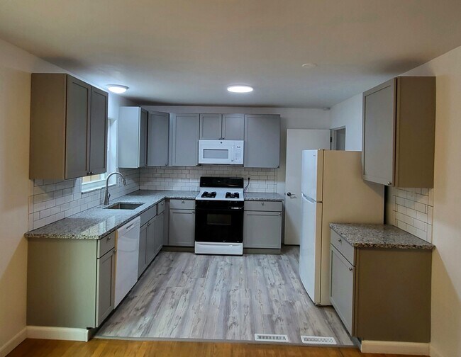 Building Photo - 549 Cumberland Rd