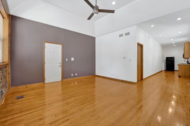 Building Photo - 2859 S Lowe Ave