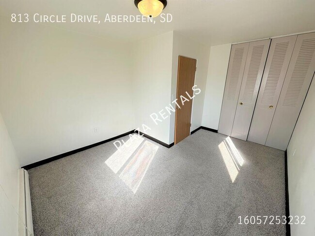 Building Photo - 2120 3rd Ave SE