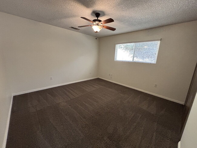 Building Photo - Darling 2-bed home with private lot nestle...