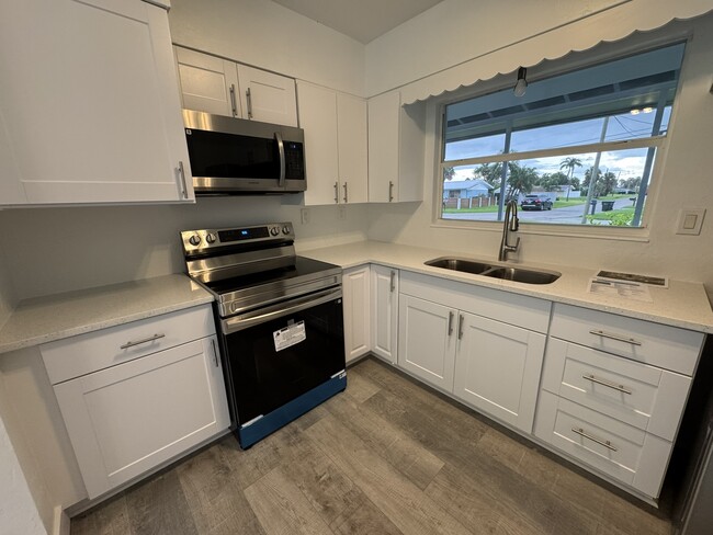 Building Photo - 116 Myakka Dr