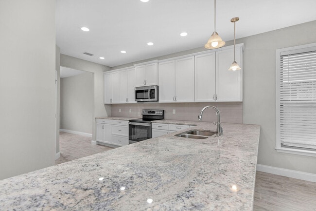 Building Photo - 702 Shady Ln Dr