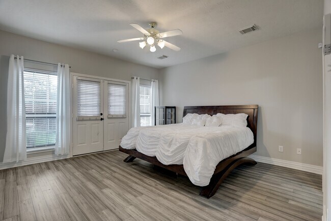 Building Photo - 1408 S Friendswood Dr