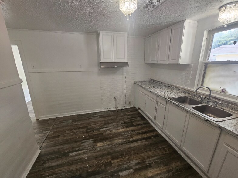 Building Photo - 836 S Tipton St