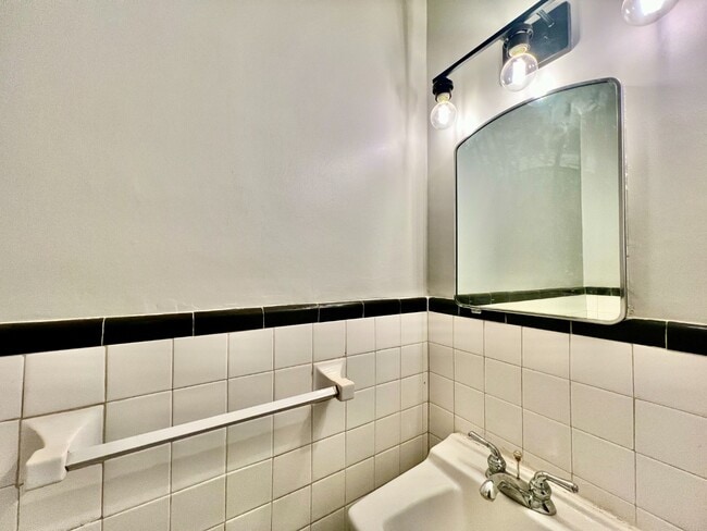 Building Photo - 3 BED CONDO IN PERFECT LOCATION!