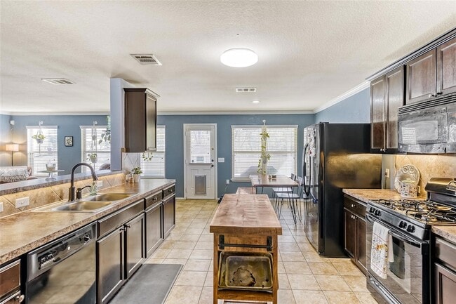 Building Photo - 7233 Crestone Rd