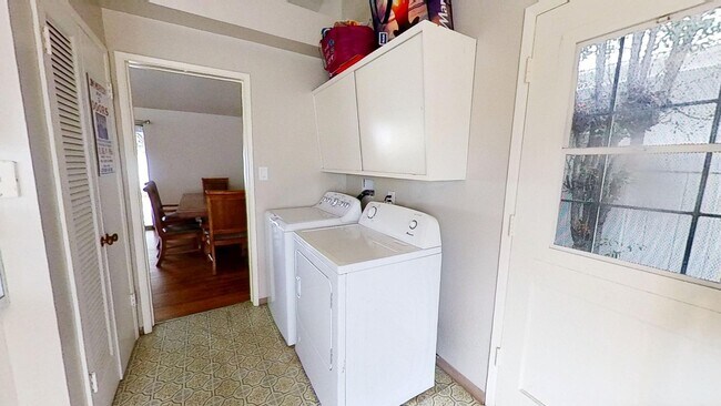 Building Photo - WALK TO SDSU! 5 bed 2 bath House w/ A/C