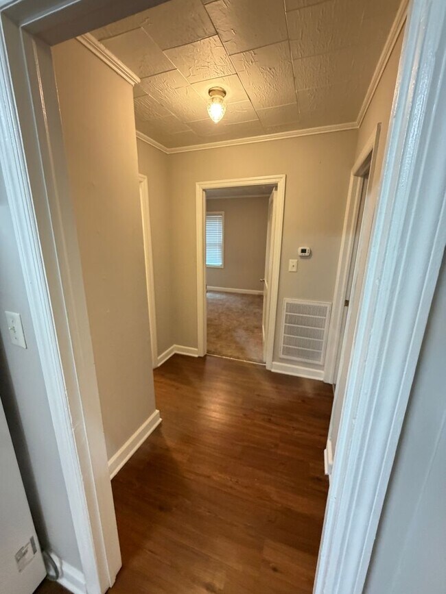 Building Photo - 3bd/2ba House in Jackson Park w/ Large Den, Back Porch, & Fenced Back Yard