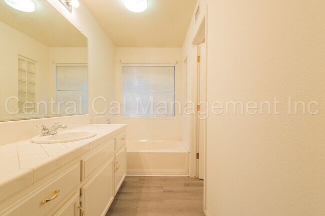 Building Photo - 3 Bedroom/2 Bath Home in RiverLakes - $225...