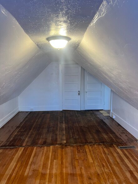 Building Photo - 749 Park Dr