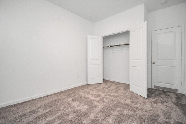 Building Photo - 15854 Mountlong Dr