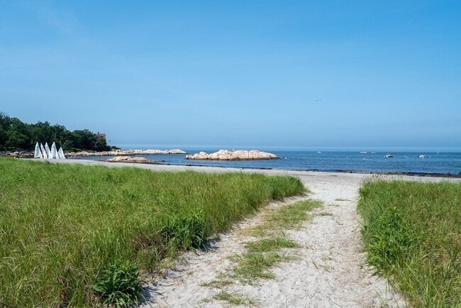 Building Photo - 19 Hobart Ln