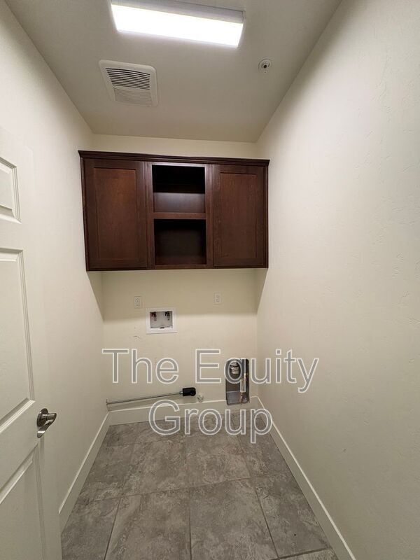 Building Photo - 2234 S Oakhurst Ct