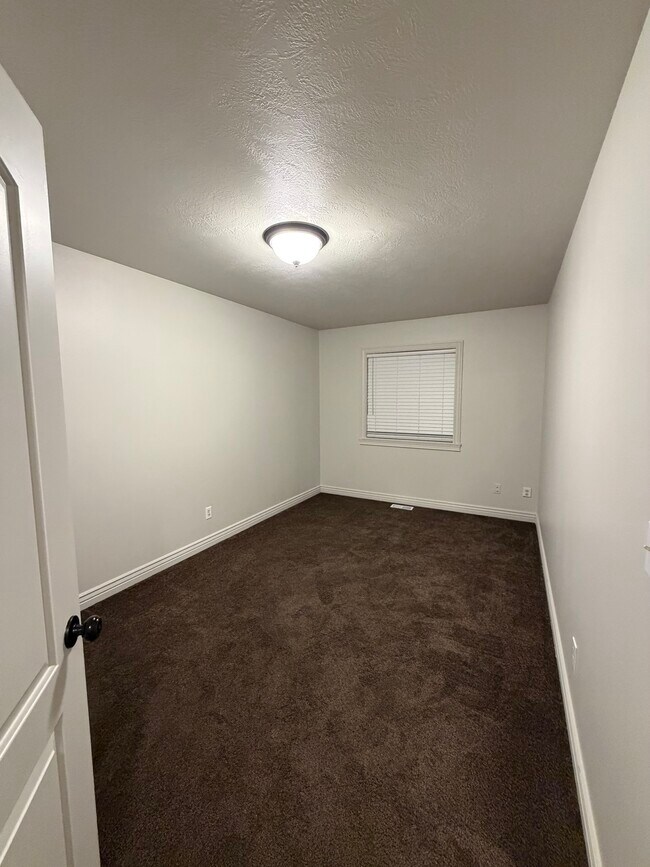 Building Photo - 565 Pioneer Rd