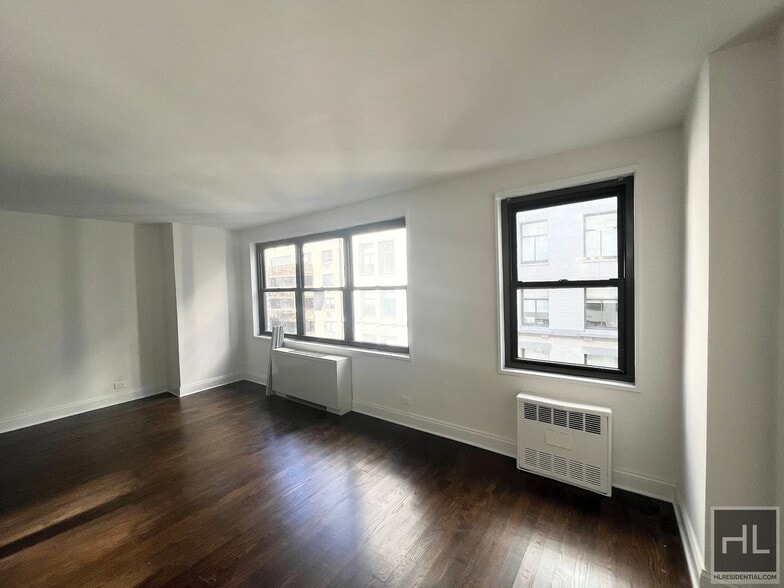 Building Photo - 5 AVENUE