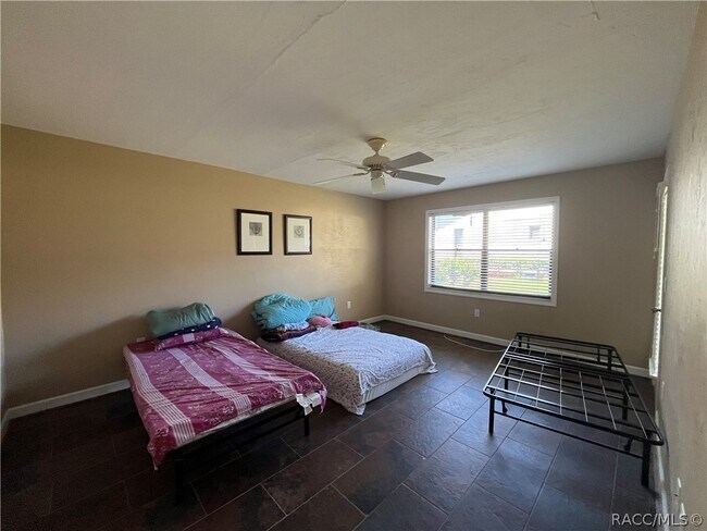 Building Photo - 760 E Gilchrist Ct