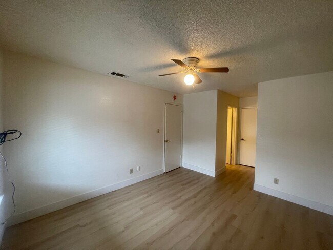 Building Photo - 1221 N Peach Ave