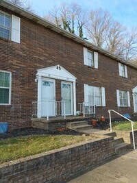Building Photo - SPACIOUS TOWNHOME WITH FINISHED BASEMENT