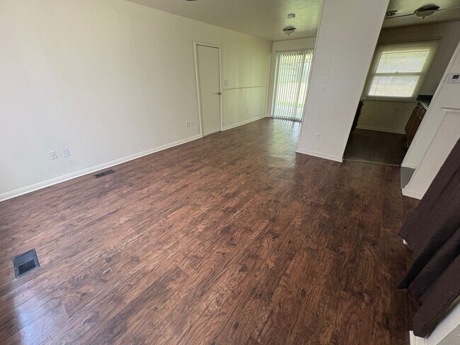 Building Photo - Charming 3-bedroom, 1.5-bath home in Dayton