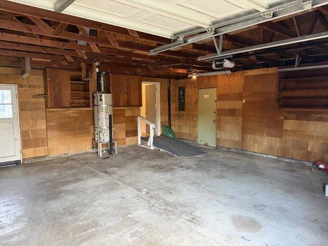 Building Photo - 3525 River Rd