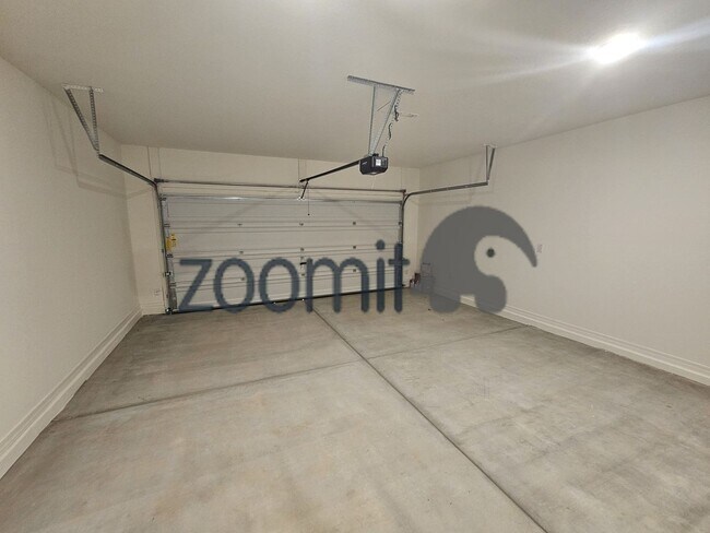 Building Photo - BEAUTIFUL HOME 4 BEDROOMS 3 BATHS!