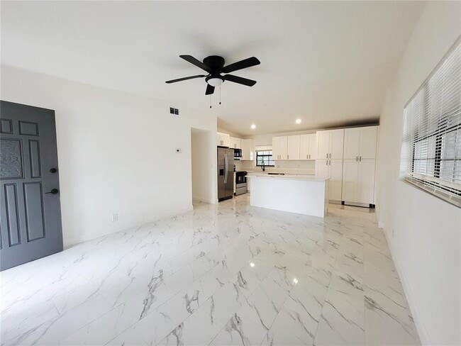 Building Photo - 2511 Drake Dr