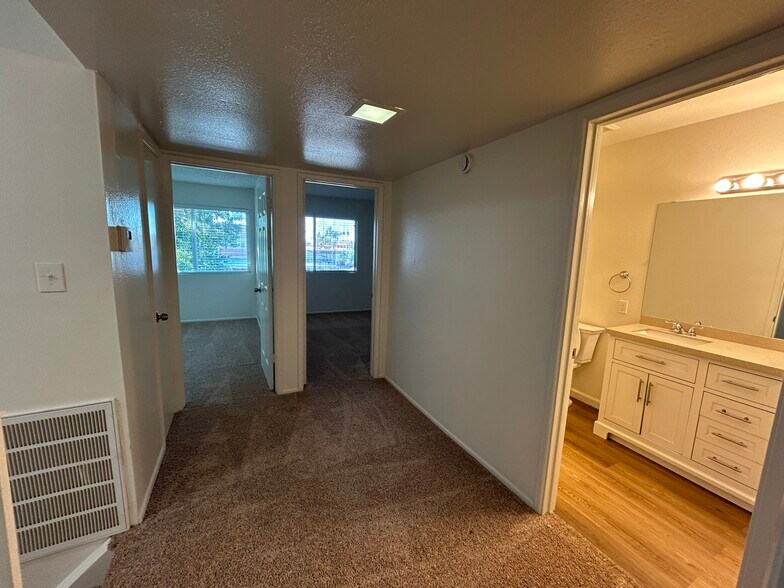 Building Photo - 4740 W Rose Ln