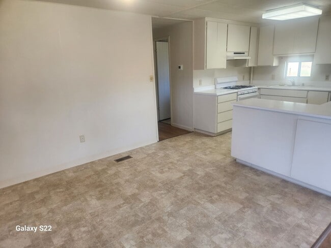 Building Photo - Bright and Cheery, well maintained 2 bedro...