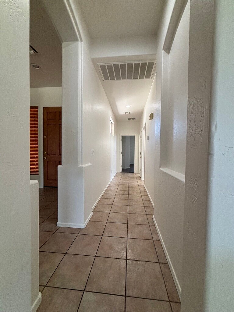 Building Photo - 2120 E Flintlock Way