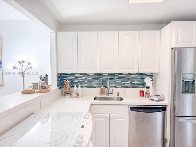 Building Photo - 3301 N Country Club Dr