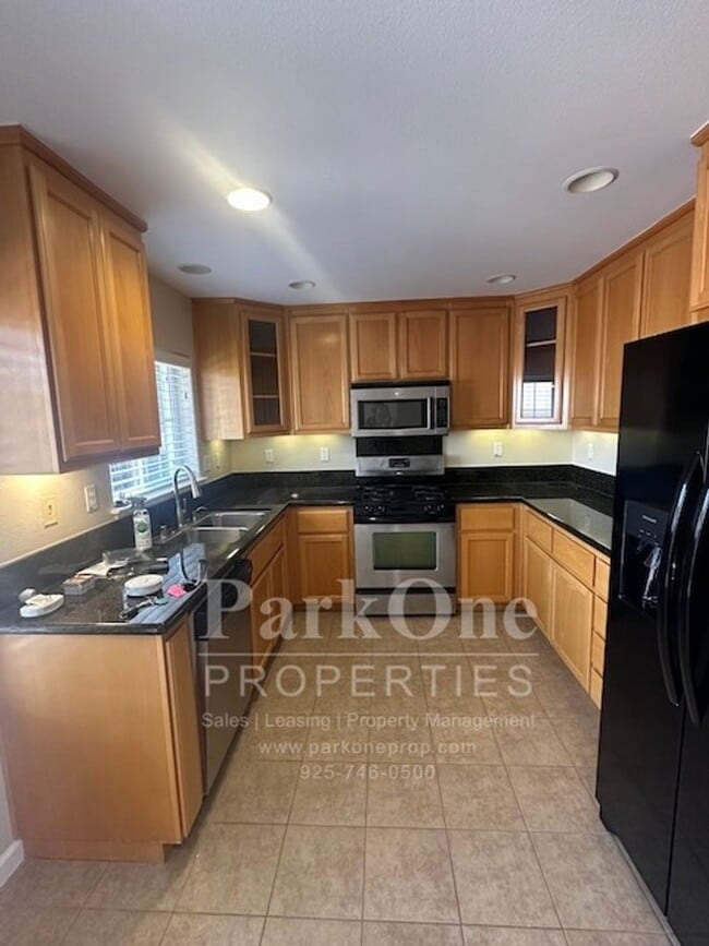 Building Photo - Nicely Updated Townhouse Close to Downtown