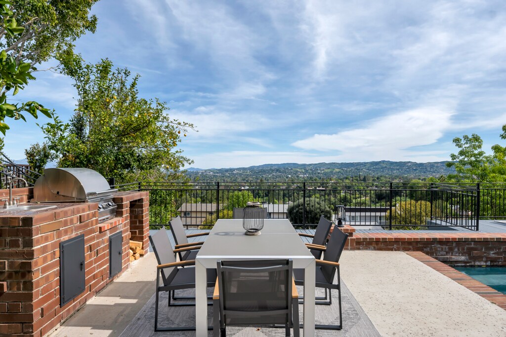 Building Photo - 5952 Woodland View Dr