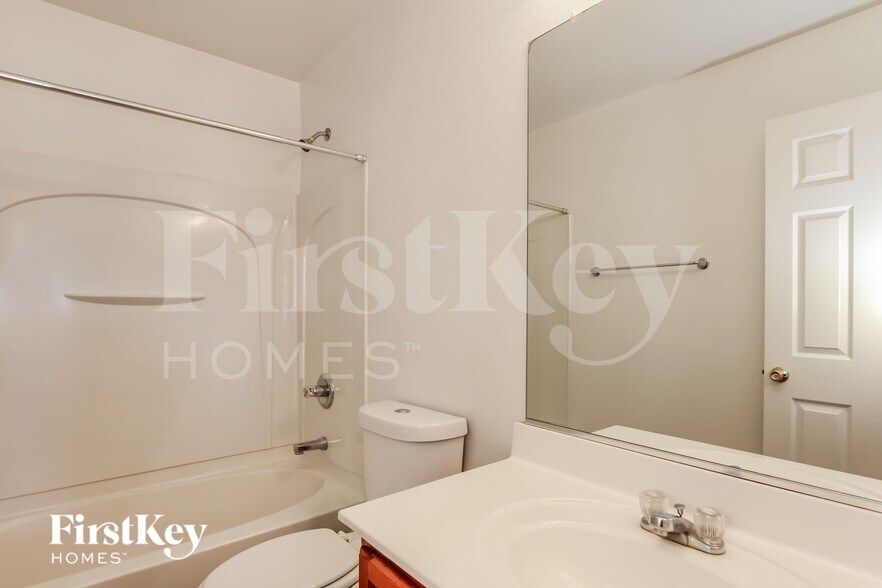 Building Photo - 850 S 223rd Ln