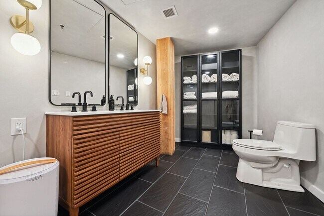 Building Photo - Luxurious Corner 2 BR/ 2 BA Franklin Loft ...