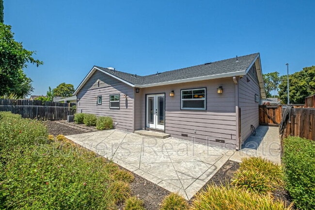 Building Photo - 823 Mohawk Dr