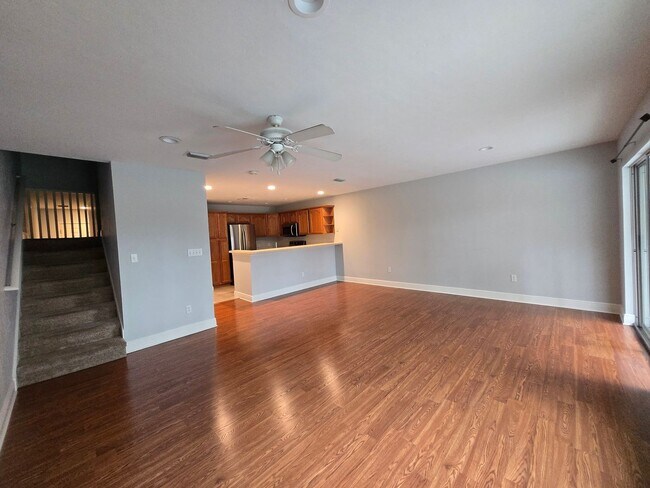 Building Photo - 3BR/3BA Two-Story Quad – Prime Location & Move-In Ready!