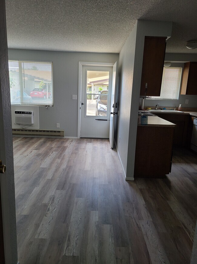 LR/Entry - 505 Richards Rd