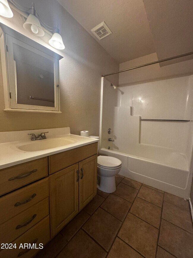 Building Photo - 3801 W Poinsettia Dr