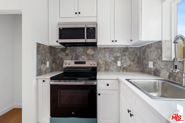 Building Photo - 15838 Chatsworth St