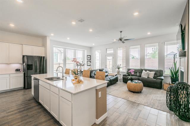 Building Photo - 2549 Birchcrest Dr