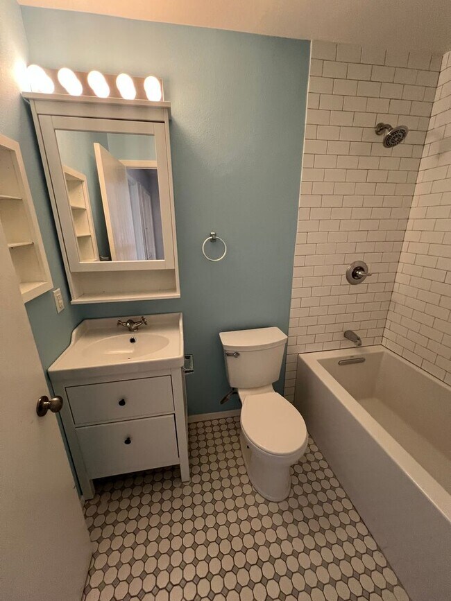 Building Photo - 3 Bedroom Condo Available Now