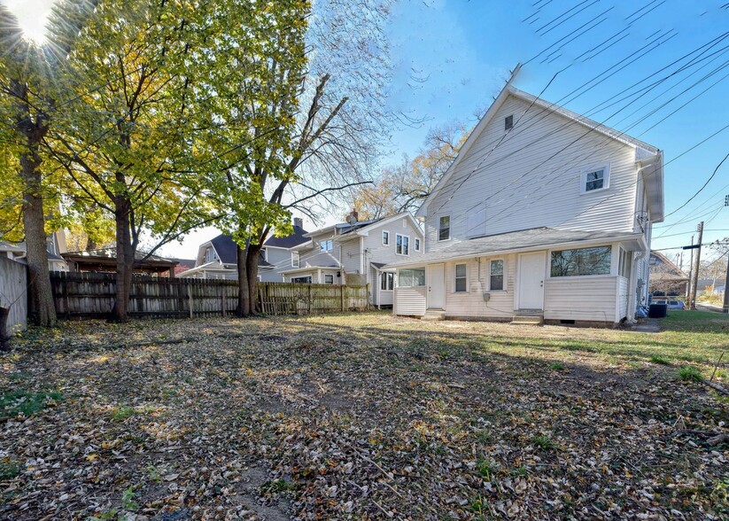 Building Photo - Newly Remodeled 3BR/1.5BA Townhome - Bates Hendricks