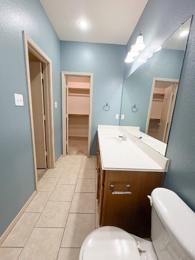 Building Photo - 3 bed, 2 bath duplex in Burleson