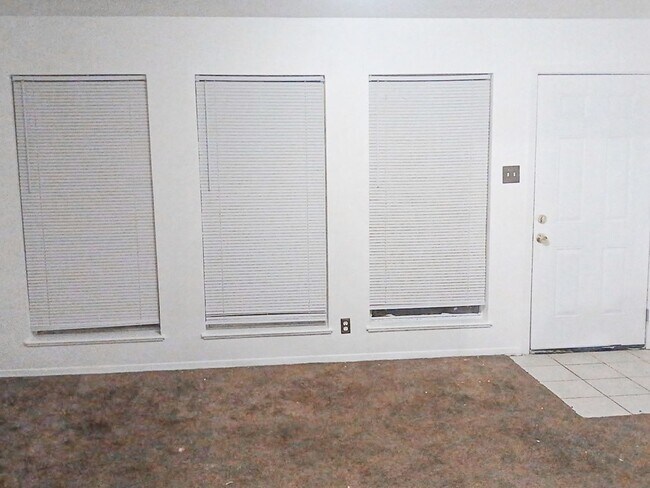 Building Photo - 706 Birch Dr