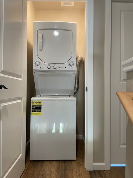 Washer and dryer - 1005 Prospect St