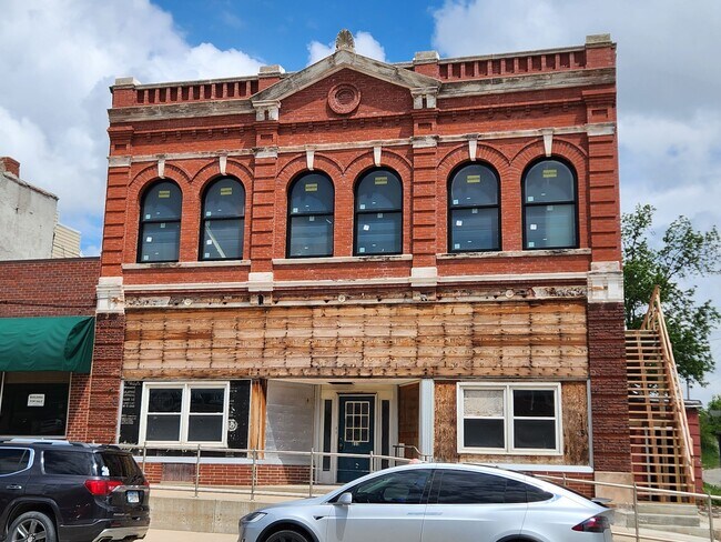 Building Photo - Beautifully remodeled 2 Bed + office apart...