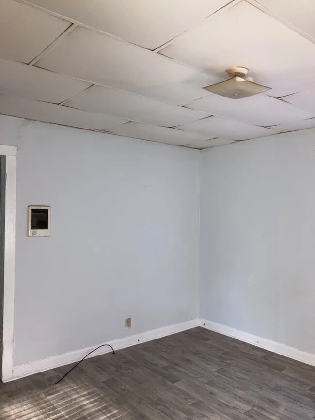 Building Photo - 2 Bedroom 1 Bathroom