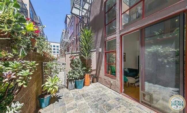 Building Photo - Spacious 1BR|2BA Loft Style Condo in the h...