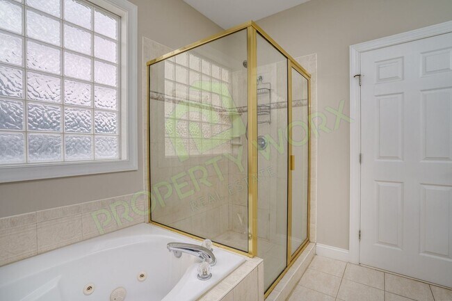 Building Photo - Executive Style Rental in Red Oak