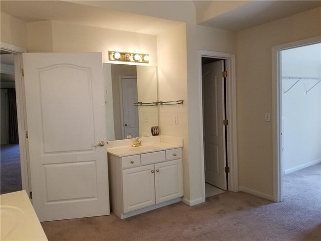 Building Photo - 2828 Oglethorpe Run Square